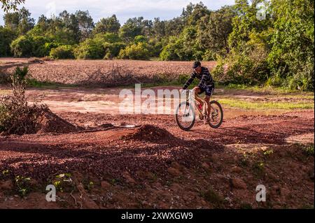 Ein Kambodschaner fährt mit dem Mountainbike auf einem Radweg in der Nähe von Angkor Wat. Archäologischer Park Angkor, Provinz Siem Reap, Kambodscha. © Kraig Lieb Stockfoto