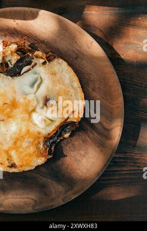 Köstliches marokkanisches Khlea-Omelett auf Holzteller, traditionelles Frühstück in Marrakesch, rustikale und authentische Küche, helles und morgendliches Essen in einem sunn Stockfoto