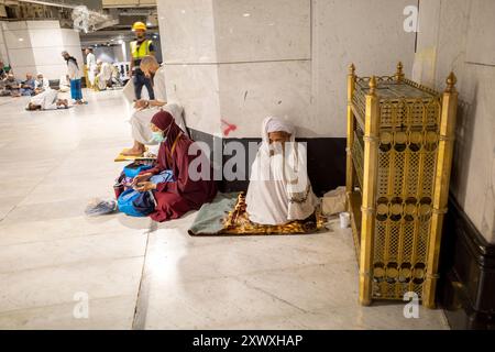 Mekka, Saudi-Arabien - 6. Juni 2024: Pilger der Hajj und Umrah sitzen in Masjidil Haram 2. Stock, große Moschee in Mekka. Hajj 2024. Stockfoto