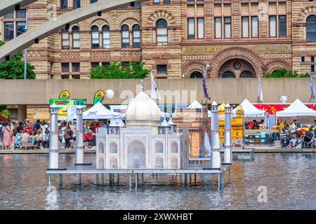 Toronto, Kanada - 3. August 2024: Dekoration im Wasser des Nathan Phillips Square während des Taste of India Festivals. Stockfoto