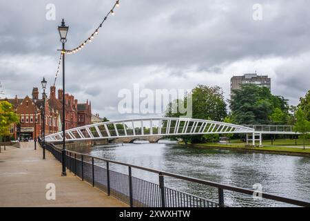 Bedford, England - 8. Juli 2024: Die Riverside und Town Bridges überqueren den Great Ouse in Bedford in Bedfordshire Stockfoto