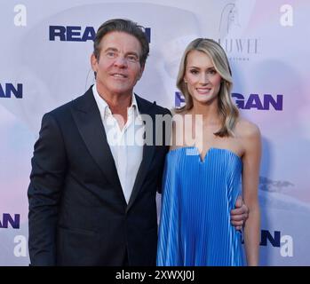 Los Angeles, USA, 20. August 2024. Dennis Quaid und seine Frau Laura Savoie nahmen am Dienstag, den 20. August 2024, am TCL Chinese Theatre in der Hollywood-Sektion von Los Angeles an der Premiere des biografischen Dramas „Reagan“ Teil. Geschichte: Das Biopic handelt vom Leben von Ronald Reagan, dem 40. Präsidenten der Vereinigten Staaten, von seiner Kindheit bis zu seiner Zeit im Weißen Haus. Der Film wird aus der Perspektive von Viktor Ivanov erzählt, einem fiktiven ehemaligen KGB-Agenten, der Reagans Aufstieg an die Macht verfolgt. Vor dem Hintergrund des Kalten Krieges erforscht der Film Reagans Opposition gegen den Kommunismus, der sich in die Luft zieht Stockfoto