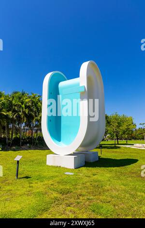 'Bent Pool' (2019) von Elmgreen and Dragset, Pride Park, Miami Beach, Florida, USA Stockfoto