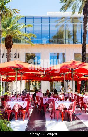 Gäste speisen im Freien auf der Lincoln Road, South Beach, Miami Beach, Florida, USA Stockfoto