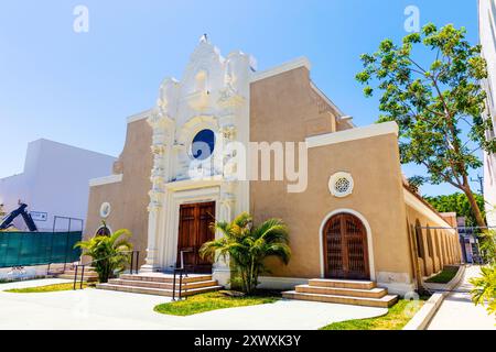 Außenansicht der 1921 im spanischen Revival-Stil gehaltenen Miami Beach Community Church, Lincoln Road, Miami Beach, Florida, USA Stockfoto