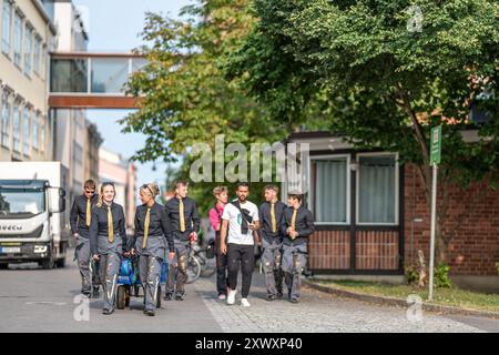 Studierende in Kostümen treffen sich zu Beginn ihres ersten Jahres für Nolle-P, einen traditionellen Empfang, auf dem Campus Norrköping in Liu Stockfoto