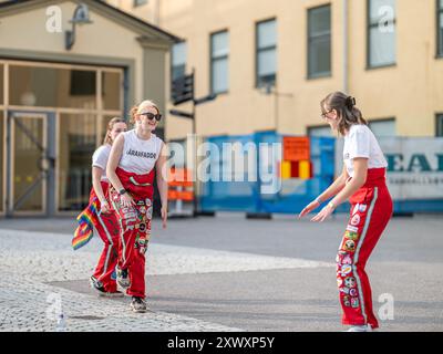 Studierende in Kostümen treffen sich zu Beginn ihres ersten Jahres für Nolle-P, einen traditionellen Empfang, auf dem Campus Norrköping in Liu Stockfoto