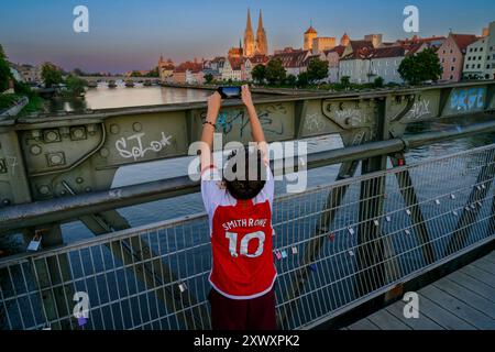 Kultur Tourismus Gastronomie 10.08.2024 Regensburg Blick vom Eiserner Steg auf die Steinerne Brücke und den Dom St Peter Donau Abendstimmung kleiner J Stockfoto