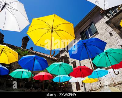 Farbenfrohe Sonnenschirme, die Schatten über einer Straße in der Altstadt von Kotor Küste Montenegros bieten Stockfoto