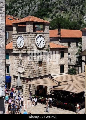 Uhrenturm auf dem Platz des Wappens gegenüber dem Haupttor der Stadtmauer in Kotor Küste Montenegro Montenegro Stockfoto