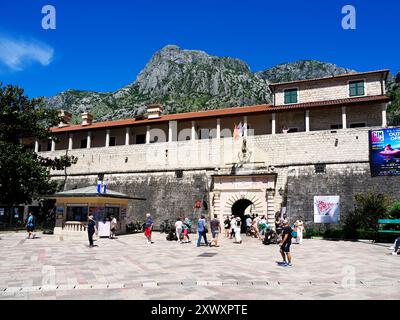 Das Sea Gate Haupteingang zur ummauerten Altstadt von Kotor Küste Montenegro Montenegro Stockfoto