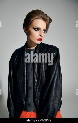 Eine Frau mit dunklem Make-up und Lederjacke posiert in einem Studio. Stockfoto