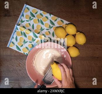 Käsekuchen mischen Zutaten Zitrone Keksdose Schüssel Creme Mascapone traditionelle Entkeimung Stockfoto