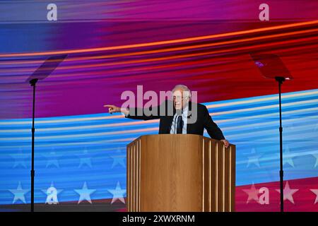 Chicago, USA. August 2024. Bernie Sanders, Senator von Vermont, spricht während der Demokratischen Nationalversammlung 2024, die am 20. August 2024 im United Center in Chicago, USA, stattfand. Quelle: Li Rui/Xinhua/Alamy Live News Stockfoto