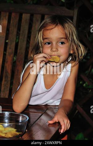 Kind, Kinder, Sinne, Geschmackssinn, Essen, Süßigkeiten, Konsum, Köstlichkeiten, Mädchen, Stockfoto