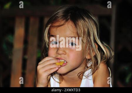 Kind, Kinder, Sinne, Geschmackssinn, Essen, Süßigkeiten, Konsum, Köstlichkeiten, Mädchen, Stockfoto