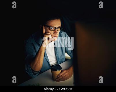 Mann, Computer und nachts müde mit Kaffee für Programmierung, Programmierung oder Cybersicherheit. Programmierer, pc und gelangweilt im Büro mit Tee für Stockfoto