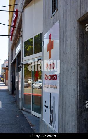 Ingresso pronto soccorso ospedale con croce rossa Italia Stockfoto