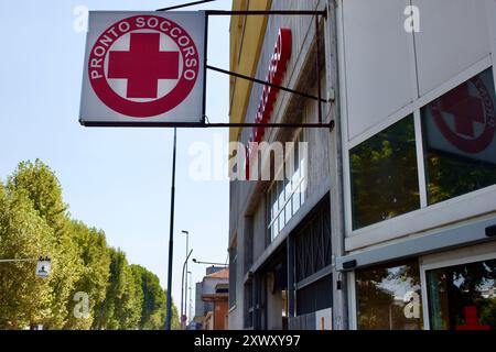 Ingresso pronto soccorso ospedale con croce rossa Italia Stockfoto