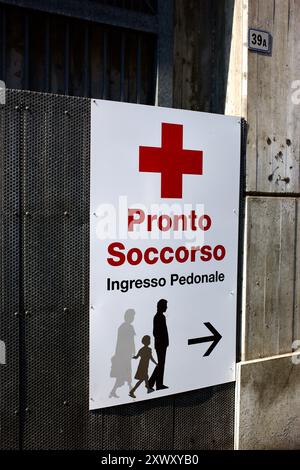 Ingresso pronto soccorso ospedale con croce rossa Italia Stockfoto