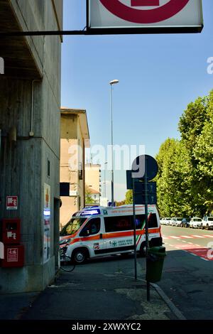 Ingresso pronto soccorso ospedale con croce rossa Italia Stockfoto