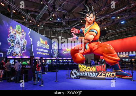 Köln, Deutschland. August 2024. Eine Figur steht am Dragonball-Stand auf der Gamescom Computer- und Videospielmesse. Die Messe findet vom 21. Bis 25. August 2024 in Köln statt. Quelle: Oliver Berg/dpa/Alamy Live News Stockfoto