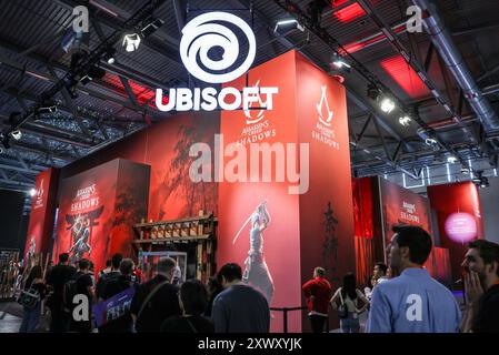 Köln, Deutschland. August 2024. Besucher stehen am Ubisoft-Stand auf der Gamescom Computer- und Videospielmesse an. Die Messe findet vom 21. Bis 25. August 2024 in Köln statt. Quelle: Oliver Berg/dpa/Alamy Live News Stockfoto