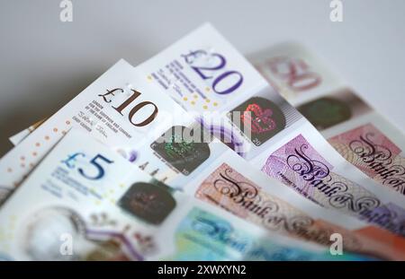 Eine Ansicht der Banknoten, £5, £10, £20 und £50, herausgegeben von der Bank of England mit einem Porträt von König Karl III. Bilddatum: Dienstag, 20. August 2024. Stockfoto