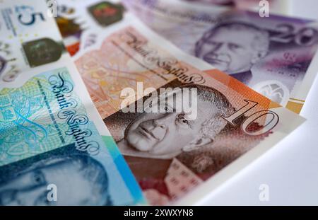 Eine Ansicht der Banknoten, £5, £10, £20 und £50, herausgegeben von der Bank of England mit einem Porträt von König Karl III. Bilddatum: Dienstag, 20. August 2024. Stockfoto