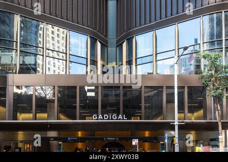 Sydney, Australien, Mittwoch, 21. August 2024. Gadigal Station, die diese Woche als Teil der fahrerlosen Sydney Metro-Bahnlinie zwischen Sydenham und Chatswood nach Tallawong eröffnet wurde. Die Gadigal Station befindet sich an der Kreuzung zwischen Sydneys südlichem Central Business District und dem Einkaufsviertel Midtown. Zwei kühne und monumentale Kunstwerke, Spiegelbilder, die beide Eingänge der neuen Gadigal Station markieren, vom Künstler Callum Morton mit dem Titel „The Underground“. Der Name der Station erinnert an die Gadigal People, die ursprünglichen Hüter des Landes um Sydneys CBD. Stockfoto