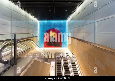 Sydney, Australien, Mittwoch, 21. August 2024. Gadigal Station, die diese Woche als Teil der fahrerlosen Sydney Metro-Bahnlinie zwischen Sydenham und Chatswood nach Tallawong eröffnet wurde. Die Gadigal Station befindet sich an der Kreuzung zwischen Sydneys südlichem Central Business District und dem Einkaufsviertel Midtown. Zwei kühne und monumentale Kunstwerke, Spiegelbilder, die beide Eingänge der neuen Gadigal Station markieren, vom Künstler Callum Morton mit dem Titel „The Underground“. Der Name der Station erinnert an die Gadigal People, die ursprünglichen Hüter des Landes um Sydneys CBD. Stockfoto