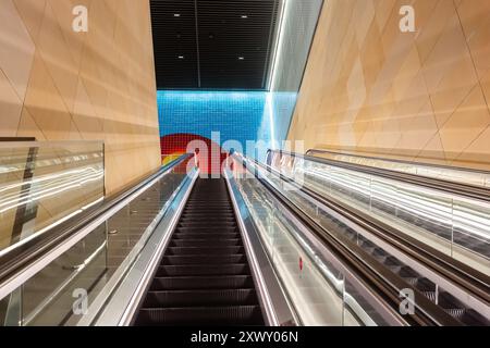 Sydney, Australien, Mittwoch, 21. August 2024. Gadigal Station, die diese Woche als Teil der fahrerlosen Sydney Metro-Bahnlinie zwischen Sydenham und Chatswood nach Tallawong eröffnet wurde. Die Gadigal Station befindet sich an der Kreuzung zwischen Sydneys südlichem Central Business District und dem Einkaufsviertel Midtown. Zwei kühne und monumentale Kunstwerke, Spiegelbilder, die beide Eingänge der neuen Gadigal Station markieren, vom Künstler Callum Morton mit dem Titel „The Underground“. Der Name der Station erinnert an die Gadigal People, die ursprünglichen Hüter des Landes um Sydneys CBD. Stockfoto