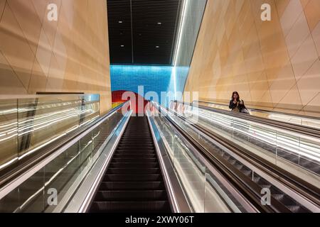 Sydney, Australien, Mittwoch, 21. August 2024. Gadigal Station, die diese Woche als Teil der fahrerlosen Sydney Metro-Bahnlinie zwischen Sydenham und Chatswood nach Tallawong eröffnet wurde. Die Gadigal Station befindet sich an der Kreuzung zwischen Sydneys südlichem Central Business District und dem Einkaufsviertel Midtown. Zwei kühne und monumentale Kunstwerke, Spiegelbilder, die beide Eingänge der neuen Gadigal Station markieren, vom Künstler Callum Morton mit dem Titel „The Underground“. Der Name der Station erinnert an die Gadigal People, die ursprünglichen Hüter des Landes um Sydneys CBD. Stockfoto