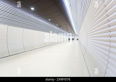 Sydney, Australien, Mittwoch, 21. August 2024. Gadigal Station, die diese Woche als Teil der fahrerlosen Sydney Metro-Bahnlinie zwischen Sydenham und Chatswood nach Tallawong eröffnet wurde. Die Gadigal Station befindet sich an der Kreuzung zwischen Sydneys südlichem Central Business District und dem Einkaufsviertel Midtown. Zwei kühne und monumentale Kunstwerke, Spiegelbilder, die beide Eingänge der neuen Gadigal Station markieren, vom Künstler Callum Morton mit dem Titel „The Underground“. Der Name der Station erinnert an die Gadigal People, die ursprünglichen Hüter des Landes um Sydneys CBD. Stockfoto