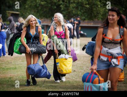 Reading, Großbritannien. August 2024. Die Festivalbesucher begeben sich am Freitag auf das Reading Festival in Reading, Berkshire. Das dreitägige Musikfestival, das mit dem Leeds Festival verbunden ist, zieht über 90.000 Besucher an einem Feiertagswochenende an. Foto: Ben Cawthra/SIPA USA Credit: SIPA USA/Alamy Live News Stockfoto