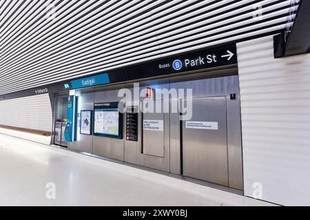 Sydney, Australien, Mittwoch, 21. August 2024. Gadigal Station, die diese Woche als Teil der fahrerlosen Sydney Metro-Bahnlinie zwischen Sydenham und Chatswood nach Tallawong eröffnet wurde. Die Gadigal Station befindet sich an der Kreuzung zwischen Sydneys südlichem Central Business District und dem Einkaufsviertel Midtown. Zwei kühne und monumentale Kunstwerke, Spiegelbilder, die beide Eingänge der neuen Gadigal Station markieren, vom Künstler Callum Morton mit dem Titel „The Underground“. Der Name der Station erinnert an die Gadigal People, die ursprünglichen Hüter des Landes um Sydneys CBD. Stockfoto