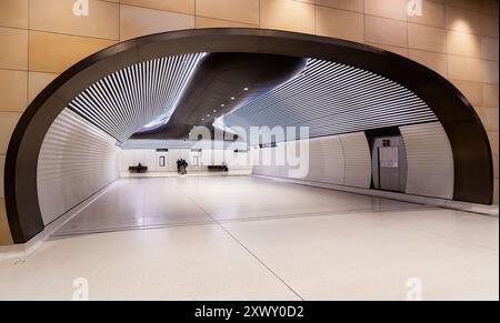 Sydney, Australien, Mittwoch, 21. August 2024. Gadigal Station, die diese Woche als Teil der fahrerlosen Sydney Metro-Bahnlinie zwischen Sydenham und Chatswood nach Tallawong eröffnet wurde. Die Gadigal Station befindet sich an der Kreuzung zwischen Sydneys südlichem Central Business District und dem Einkaufsviertel Midtown. Zwei kühne und monumentale Kunstwerke, Spiegelbilder, die beide Eingänge der neuen Gadigal Station markieren, vom Künstler Callum Morton mit dem Titel „The Underground“. Der Name der Station erinnert an die Gadigal People, die ursprünglichen Hüter des Landes um Sydneys CBD. Stockfoto