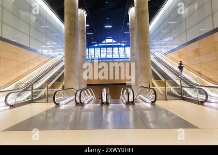 Sydney, Australien, Mittwoch, 21. August 2024. Gadigal Station, die diese Woche als Teil der fahrerlosen Sydney Metro-Bahnlinie zwischen Sydenham und Chatswood nach Tallawong eröffnet wurde. Die Gadigal Station befindet sich an der Kreuzung zwischen Sydneys südlichem Central Business District und dem Einkaufsviertel Midtown. Zwei kühne und monumentale Kunstwerke, Spiegelbilder, die beide Eingänge der neuen Gadigal Station markieren, vom Künstler Callum Morton mit dem Titel „The Underground“. Der Name der Station erinnert an die Gadigal People, die ursprünglichen Hüter des Landes um Sydneys CBD. Stockfoto