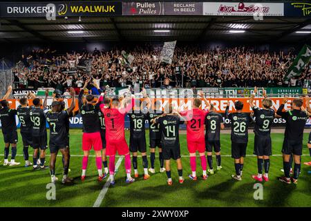 WAALWIJK, NIEDERLANDE - 17. AUGUST: Etienne Vaessen vom FC Groningen, Marco Rente vom FC Groningen, Leandro Bacuna vom FC Groningen, Johan Hove vom FC Groningen, Luciano Valente vom FC Groningen, Jorg Schreuders vom FC Groningen, Tika de Jonge vom FC Groningen, Finn Stam vom FC Groningen, Thom van vom FC Groningen, Brynjolfur Willumsson vom FC Groningen, Noam Emeran vom FC Groningen, Hidde Jurjus vom FC Groningen, Dirk Jan Baron vom FC Groningen, Stockfoto