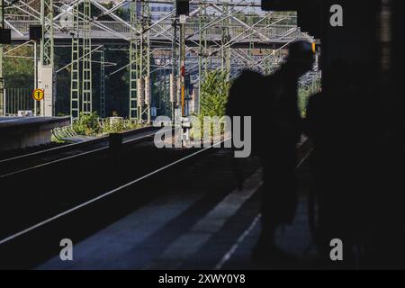 Berlin, Deutschland. August 2024. Die Silhouette eines Reisenden ist auf dem Bahnsteig des Bahnhofs Suedkreuz in Berlin am 20. August 2024 zu sehen. Quelle: dpa/Alamy Live News Stockfoto