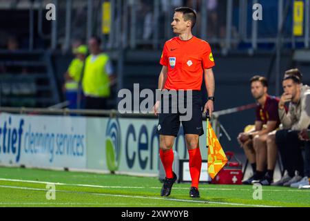 Waalwijk, Niederlande. August 2024. WAALWIJK, NIEDERLANDE - 17. AUGUST: Stellvertretender Schiedsrichter Rens Bluemink während des niederländischen Eredivisie-Spiels zwischen RKC Waalwijk und FC Groningen im Mandemakers Stadion am 17. August 2024 in Waalwijk, Niederlande. (Foto von Joris Verwijst/Orange Pictures) Credit: Orange Pics BV/Alamy Live News Stockfoto