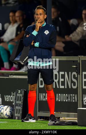 Waalwijk, Niederlande. August 2024. WAALWIJK, NIEDERLANDE - 17. AUGUST: Vierter Offizieller Dennis Higler während des niederländischen Eredivisie-Spiels zwischen RKC Waalwijk und FC Groningen im Mandemakers Stadion am 17. August 2024 in Waalwijk, Niederlande. (Foto von Joris Verwijst/Orange Pictures) Credit: Orange Pics BV/Alamy Live News Stockfoto