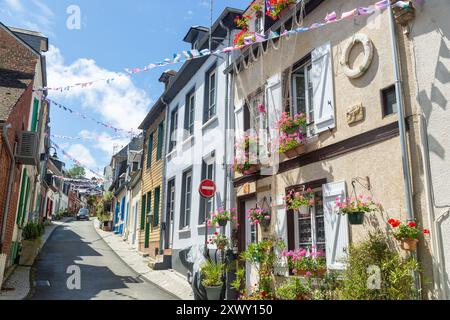 Helle Blumen vor alten traditionellen Häusern in der Rue des Moulins, St. Valery sur Somme, Somme, Picardy, Frankreich Stockfoto