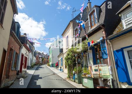 Alte traditionelle Häuser in der Rue des Moulins, St. Valery sur Somme, Somme, Picardy, Frankreich Stockfoto