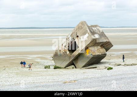 Deutscher Bunker aus dem Zweiten Weltkrieg am Strand von Le Hourdel bei Cayeux sur Mer, Somme-Bucht, Picardie, Frankreich Stockfoto