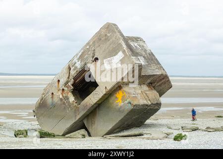 Deutscher Bunker aus dem Zweiten Weltkrieg am Strand von Le Hourdel bei Cayeux sur Mer, Somme-Bucht, Picardie, Frankreich Stockfoto