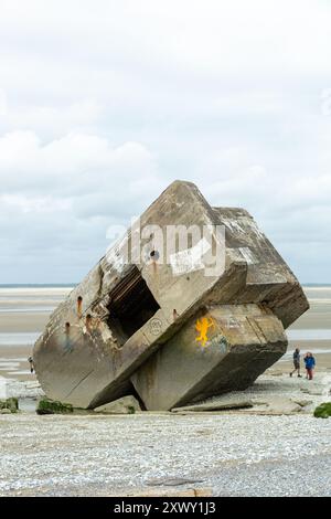 Deutscher Bunker aus dem Zweiten Weltkrieg am Strand von Le Hourdel bei Cayeux sur Mer, Somme-Bucht, Picardie, Frankreich Stockfoto