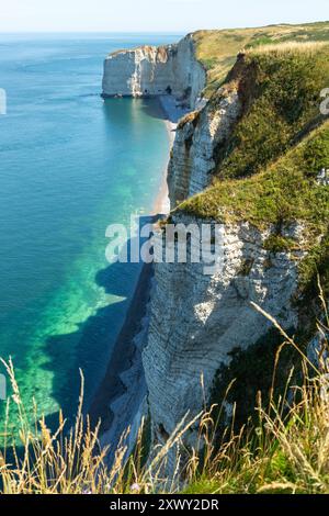 Spaziergang auf dem wunderschönen Küstenweg mit Blick auf Kreidefelsen und blaues Meer in der Nähe von Etretat, Normandie, Frankreich Stockfoto