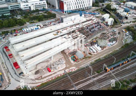 Curzon Street, Birmingham, 21. August - Züge auf der West Coast Mainline fahren entlang der HS2-Baustelle in Birmingham, da der Endbahnhof Curzon Street weiter gebaut wird. Vier der acht Gleise, die gebaut werden, sollen überflüssig werden, nachdem die Regierung weitere Strecken der Strecke aufgegeben hat. HS2 sagte, es wäre billiger für sie, die Gleise zu bauen, als nicht. Die vier ungenutzten Bahnsteige werden leer gelassen, ohne Schienen oder Signalanlagen, um unnötige Kosten für ihre Inbetriebnahme zu vermeiden. Quelle: Stop Press Media/Alamy Live News Stockfoto