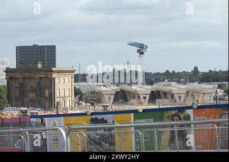 Curzon Street, Birmingham, 21. August - die Arbeiten an der HS2 in Birmingham werden fortgesetzt, da der Endbahnhof Curzon Street gebaut wird. Vier der acht Gleise, die gebaut werden, sollen überflüssig werden, nachdem die Regierung weitere Strecken der Strecke aufgegeben hat. HS2 sagte, es wäre billiger für sie, die Gleise zu bauen, als nicht. Die vier ungenutzten Bahnsteige werden leer gelassen, ohne Schienen oder Signalanlagen, um unnötige Kosten für ihre Inbetriebnahme zu vermeiden. Quelle: Stop Press Media/Alamy Live News Stockfoto